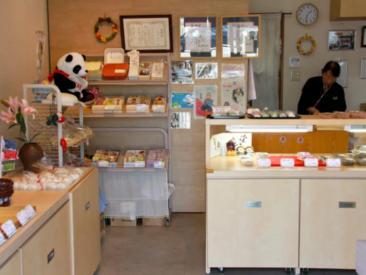 ภายในขนาดเล็กและสว่าง 