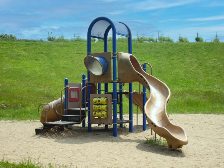 複合遊具があるちびっこ広場