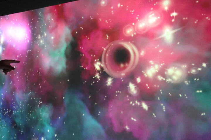 壁に近づくとブラックホールが発生する仕掛けも 