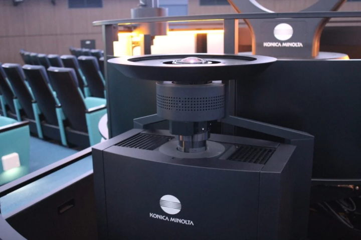 投影機の前後に設置された2台のプロジェクターで360°の星空を投影 