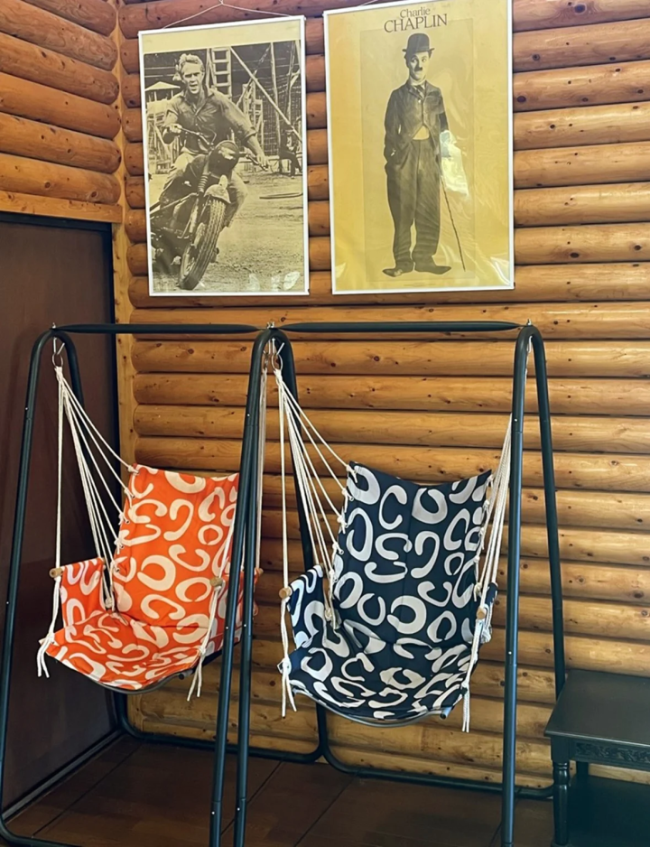 スウィングするチェアも遊び心満載 