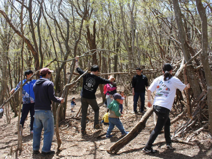 太い枝は大人2人がかりで 