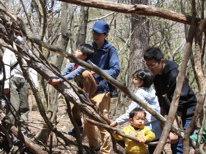 大人がサポートしながら 
