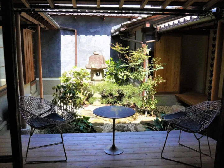 ลานบ้านยังคงสภาพเดิมเหมือนสมัยก่อน 