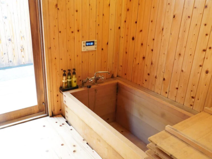 ผ่อนคลายในอ่างอาบน้ำไซเปรส 