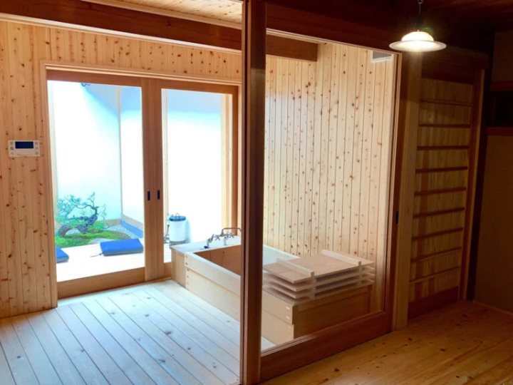 อ่างอาบน้ำไม้ไซเปรสขนาดกว้างขวาง 