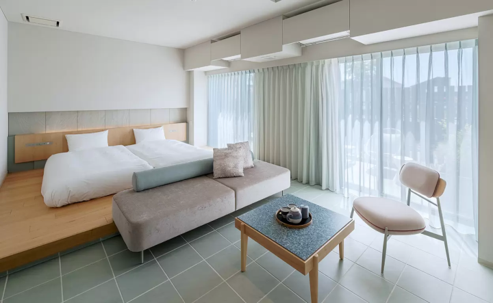 [ที่พัก Saijo] ครั้งแรกในญี่ปุ่น! โรงแรมศูนย์พลังงาน “ITOMACHI HOTEL 0” คืออะไร?