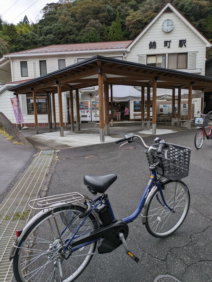 [เมืองอิวาคุนิ จังหวัดยามากุจิ] ไปที่นิชิกิโจ แหล่งกำเนิด "น้ำอันโด่งดังของอิวาคุนิ" กันเถอะ โดยนั่งรถไฟท้องถิ่นที่มีเอกลักษณ์เฉพาะตัวที่วิ่งไปตามลำธารใส!