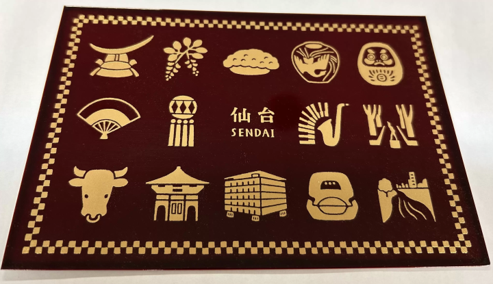 โปสการ์ดทา ทามามูชิ-นูริ- นูริ การออกแบบที่มีสไตล์พร้อมพื้นผิวมันเงาอันเป็นเอกลักษณ์และรายการอาหารพิเศษของเซ็นไดที่เปล่งประกายสีทอง 