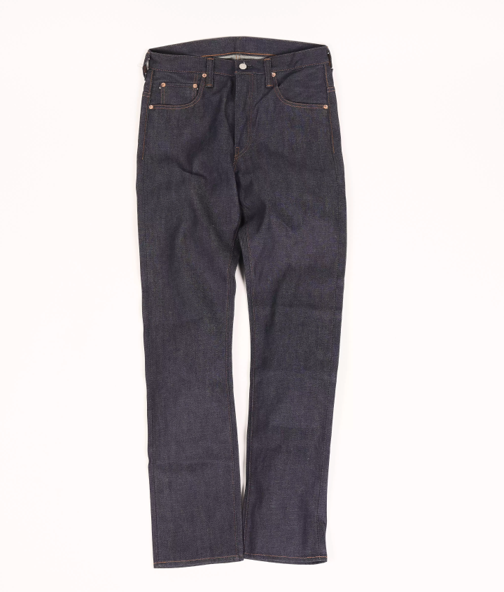 我们的牛仔裤采用有机棉制成，与所有棉相比，有机棉具有最高水平的质感、弹性、染色性和强度，并在冈山县的流行牛仔品牌指定工厂生产。较旧的织机使用的织物编织速度较慢，比平常长六倍，因此成品不会对线施加压力，而且穿得越多，它就越能适应您的体型，您可以享受到的感觉。它。这款牛仔裤的廓形正面有褶边，两侧有镶边。 牛仔布 90,000日元（不含税） 