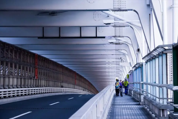 เดินข้ามสะพานสายรุ้งกันเถอะ