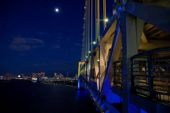 เดินข้ามสะพานสายรุ้งกันเถอะ