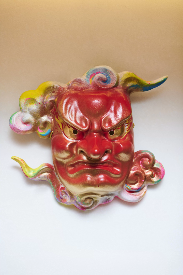 我们与一位平面艺术家合作，利用岛根县西部（岩美神乐）传承了 100 多年的传统表演艺术“岩美神乐”的能面具，以日本古事记的故事为灵感，创作了四种原创装饰面具。地区），以现代风格做到了。 猿彦神 150,000日元（不含税）（已售完） 