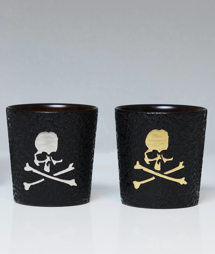 mastermind JAPAN致力于MADE IN JAPAN，将日本材质、传统工艺、最新技术融入真实的衣服中，发送到世界各地。这款玻璃杯采用赞岐漆新罗（香川县赞岐市赞岐漆艺）的卓娅漆制成。融合赞岐漆器的传统工艺，我们与mastermind合作，打造出JMC原创限量20件。 玻璃杯 38,000日元（不含税） 