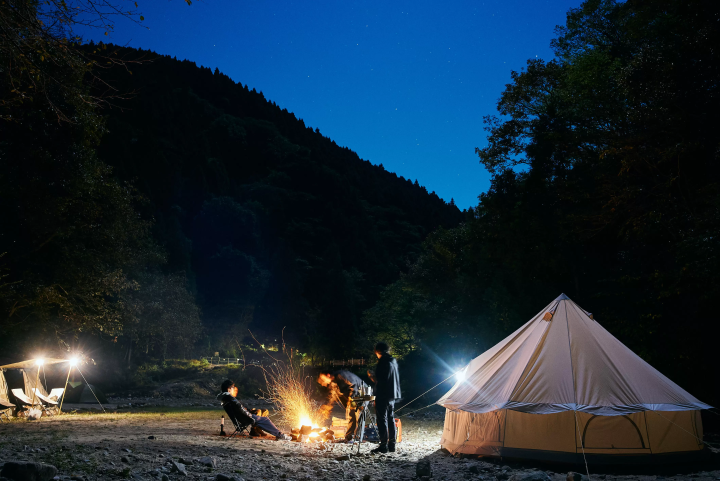 눈앞에 펼쳐지는 산들과 강, 폭포에 둘러싸인 프리사이트에서는 반입 캠프 도구로 자유롭게 즐길 수 있다. 