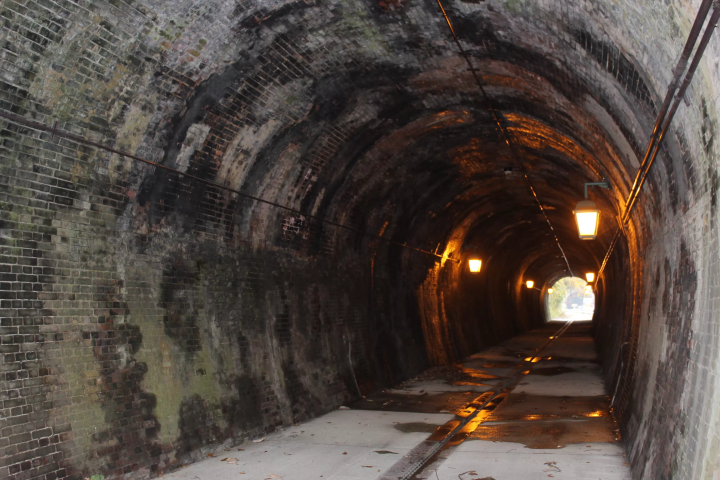 Hokuriku Shinkansen ส่วน Kanazawa-Tsuruga เปิดแล้ว! “กลุ่มอุโมงค์สายโฮคุริกุเดิม” ซึ่งเป็นกลุ่มทางรถไฟที่ยังคงเหลืออยู่ซึ่งครอบคลุมเมืองสึรุกะและเมืองมินามิเอจิเซ็น จังหวัดฟุกุอิ คืออะไร