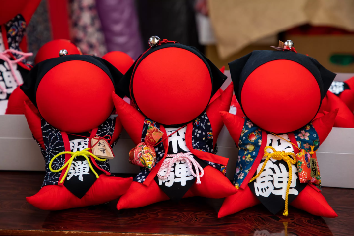 About Hida Takayama's traditional crafts (Hida Shunkei, Ichii Ittobori, Koito ware, Shibugusa ware, Hida furniture, Sarubobo)