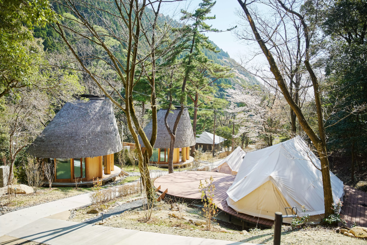 「사람과 자연을 연결한다」를 컨셉으로 만들어진 2동의 캐빈과, 자연과 조화해 비일상을 즐겁게 해 주는 넓은 텐트. 