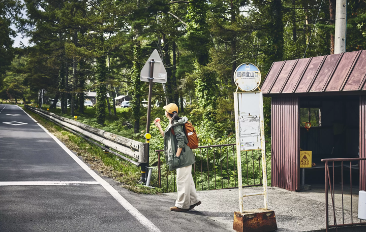 如果您搭乘公共巴士或計程車，您可以穿著輕便的衣服輕鬆遊覽步道。 