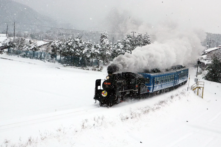 行駛在寒冬白雪中的「SL山口號」 