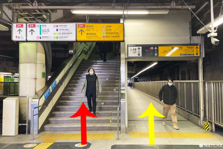 南改札と新南改札へと続く道