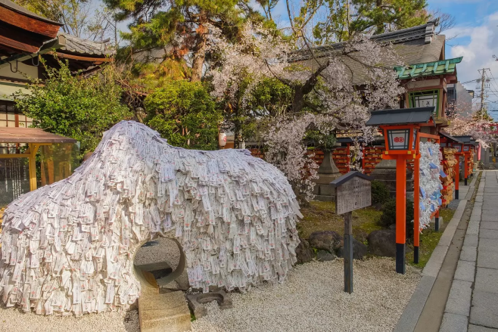 Love Is In The Air! 10 Lovely Shrines For Luck In Relationships, Marriage and More!