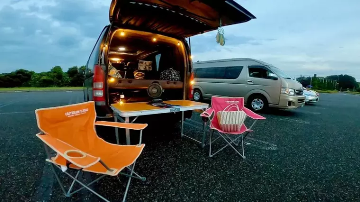 待ち時間で車をバンライフ仕様にデコレーション！車内外で楽しめる仕様に 