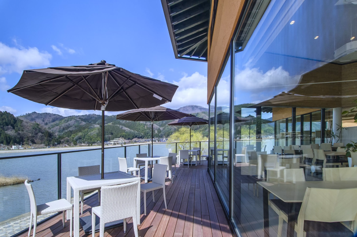 ▲円山川が一望できる屋外デッキシート 