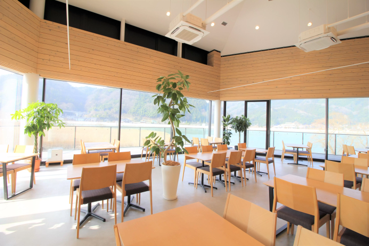 ▲明るい雰囲気のcafe内観 