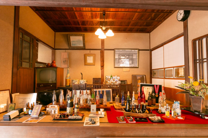 该店所在的水口酿酒厂的店面和主楼也是国家注册有形文化财产。展示了水口清酒厂生产的清酒品种及其获得的众多奖项。 