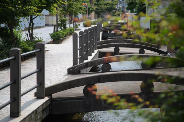 “仁木塔之道”在水口清酒酿酒厂前继续。沿着安静的街道悠闲地漫步，想想遥远的过去，真是太好了。 （摘自松山市官方观光网站） 