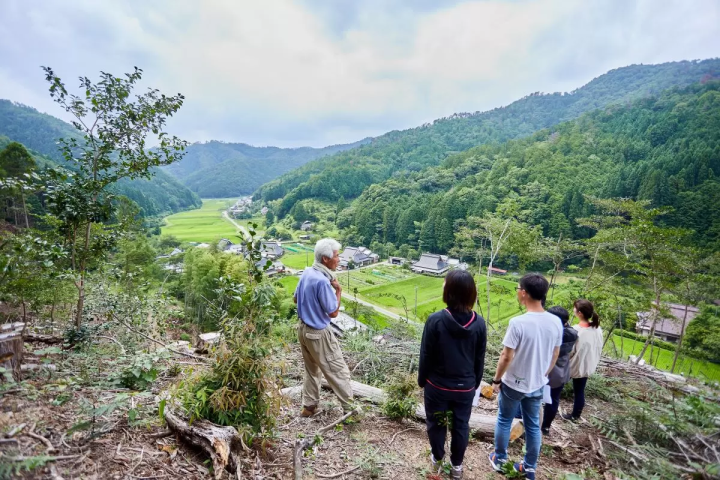 遊學教室是丹波篠山的里山學園，有英文導遊。