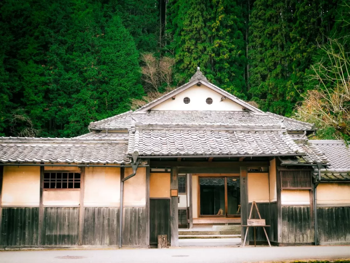 遊學教室是丹波篠山的里山學園，有英文導遊。