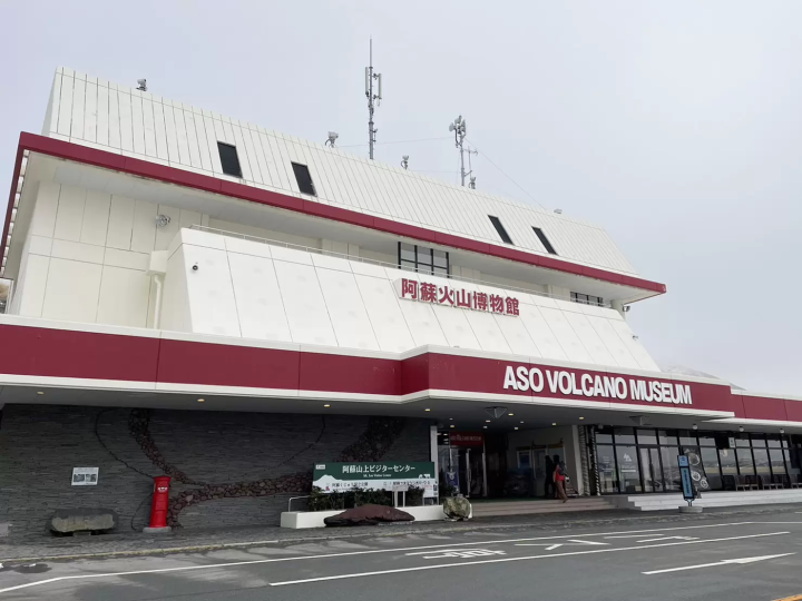 Experience a living Aso! If you want to learn about the Aso volcano, head to the Aso Volcano Museum
