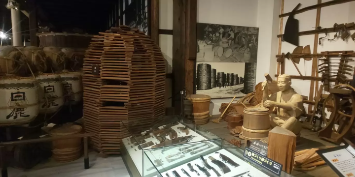 ▲The barrel making process at the time is on display, including tools for making barrels and piled up Yoshino cedar materials. 