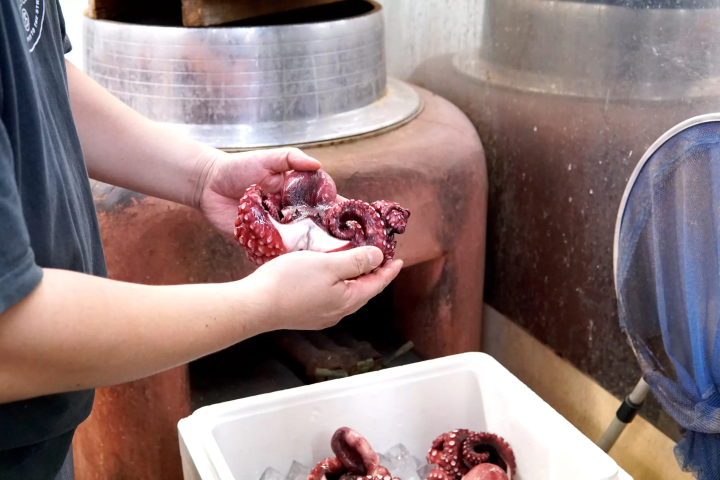 即使在大阪也很少見！ ？可以品嚐到用鍋子煮生章魚製成的「章魚燒」的「丸子水產」。