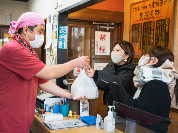 即使在大阪也很少見！ ？可以品嚐到用鍋子煮生章魚製成的「章魚燒」的「丸子水產」。