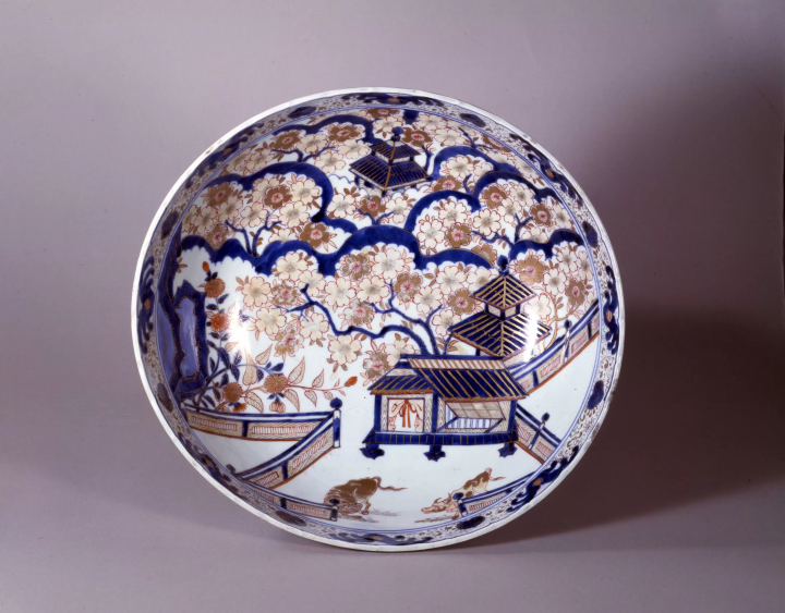 ▲“Old Imari Nishikide Cherry Blossom Palace Pattern Bowl” will be on display throughout the spring exhibition (Photography is prohibited inside the memorial hall) 