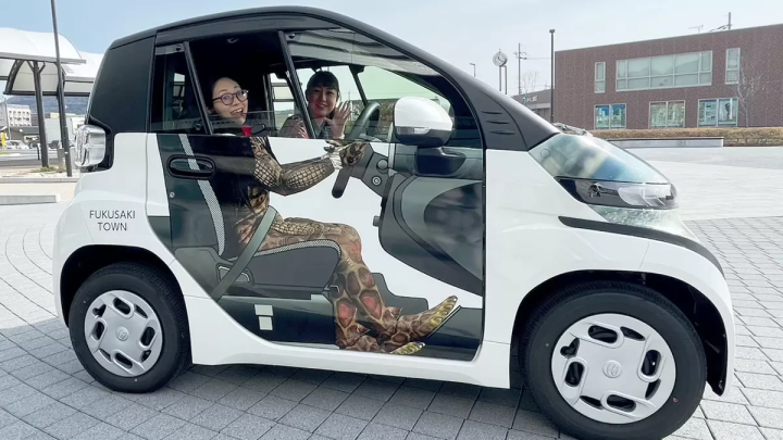 Two members of "Alumikan" riding the Yokai Gazi pod