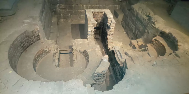 ▲The sake brewery building, the remains of the kettle, and a set of wooden sake brewing tools have been designated as cultural properties that constitute Japan Heritage. 