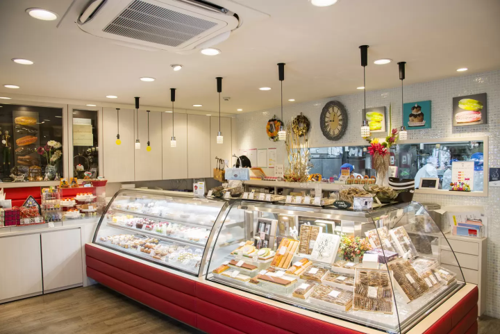 ▲The large clock (center right) has a long history with the city of Shukugawa since its establishment in 1964. 