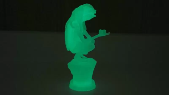 It is made of phosphorescent ABS material, which is different from conventional products, and it has a specification that glows suspiciously in the dark.
