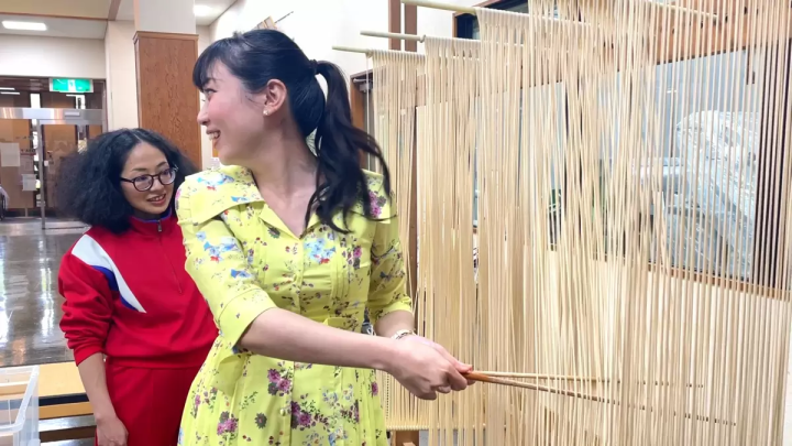 Experience chopstick separation using an aluminum can: Saori Takahashi 