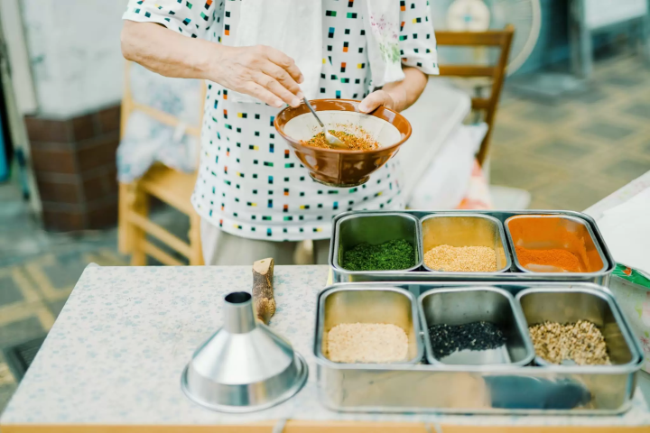 在您眼前享受您最喜欢的原创七味。手工七味“小熊”