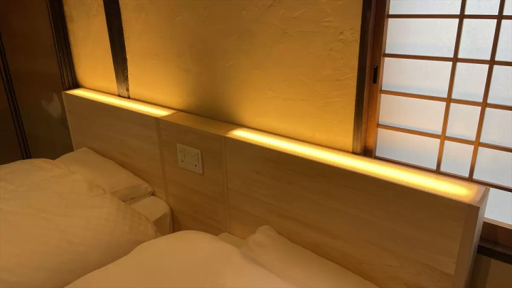 在溫暖的間接照明下安然入睡 