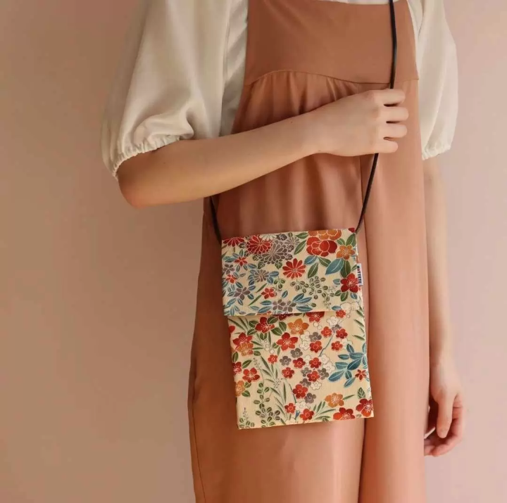 The beauty of silk weaving, dyeing, patterns and colors We want to share the inherited "loveliness of the fabric of love" with people all over the world MOTTETE