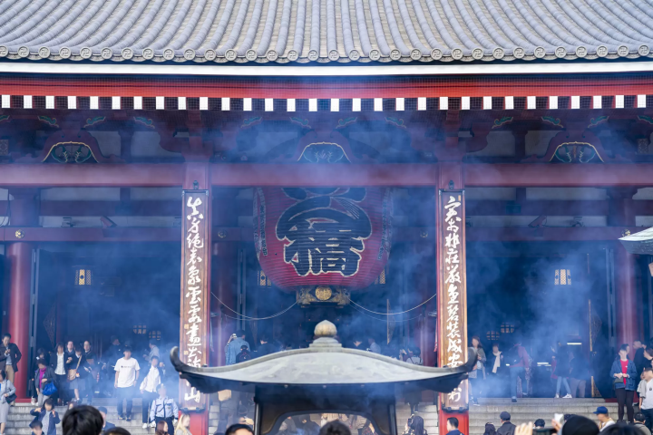 体にかける煙？ 浅草・浅草寺の気になる「煙」の秘密