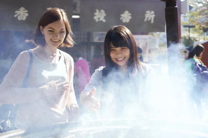 体にかける煙？ 浅草・浅草寺の気になる「煙」の秘密