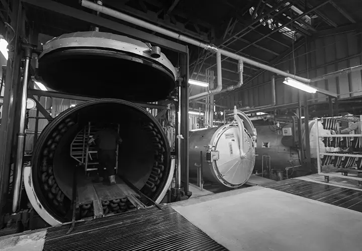 This is a machine used in the vulcanization. The molded shoes are placed in this machine and subjected to high temperature and pressure. Then, the shoe body and sole will be firmly bonded.