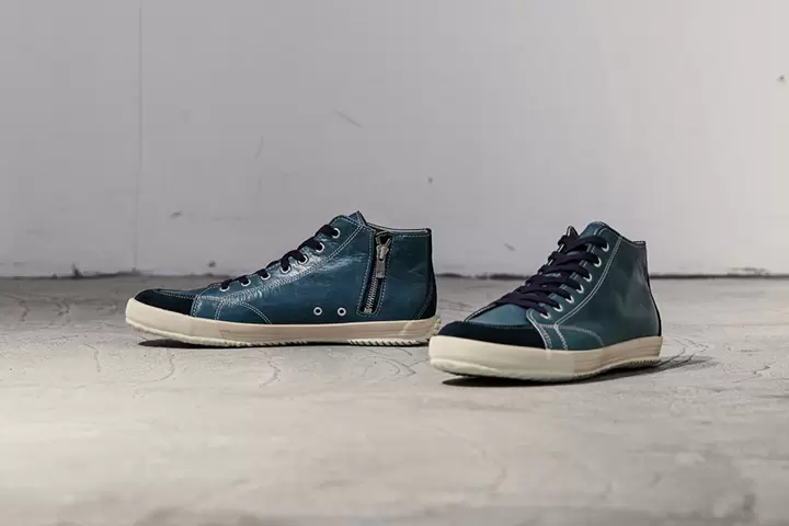 These sneakers are larger than the SP-110 and SP-442 and have a more relaxed look. There is a zipper on the side of the sneaker